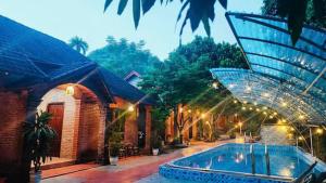 a resort with a swimming pool and a building at Ninhbinhfriendlyhomestay in Tiên Tân