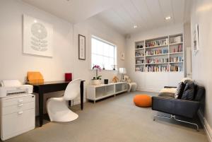 Iconic Villa in the Heart of Ponsonby في أوكلاند: مكتب منزلية مع مكتب وكرسي