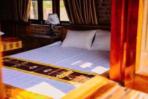 a bed in a room next to a window at Ninhbinhfriendlyhomestay in Tiên Tân +54 photos
