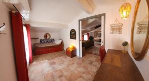 ein Wohnzimmer mit einem Bett und einem Spiegel in der Unterkunft Maison T3, quartier des peintres, calme et standing, patio privé, clim et wifi in Collioure