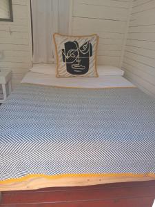 Una cama o camas en una habitación de The Riverdeck Accommodation and Backpackers