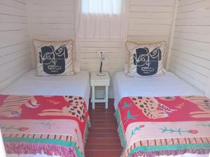 Una cama o camas en una habitación de The Riverdeck Accommodation and Backpackers