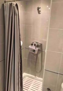 a bathroom with a shower with a shower curtain at Habitación individual con baño privado en piso de lujo in San Juan de Aznalfarache