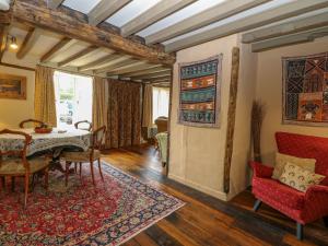 Posezení v ubytování Thatch Cottage
