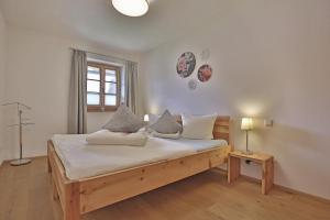 Ένα ή περισσότερα κρεβάτια σε δωμάτιο στο Landhaus Appartement Seidenwebergut Anif bei Salzburg