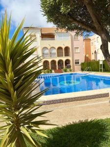 duży basen przed budynkiem w obiekcie Mar Menor w mieście Torrevieja