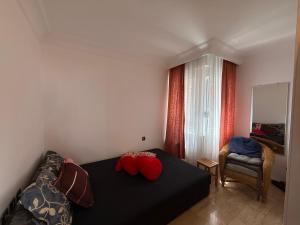A bed or beds in a room at Duplex House on the Castle Road with a Seaview
