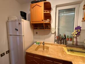 A kitchen or kitchenette at Duplex House on the Castle Road with a Seaview Még 37 kép