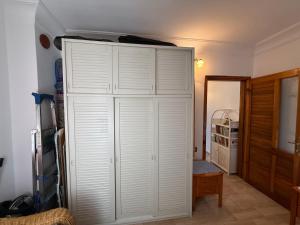 A kitchen or kitchenette at Duplex House on the Castle Road with a Seaview