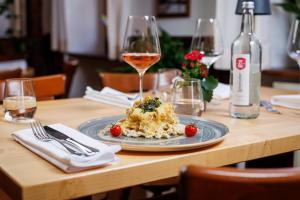 Jídlo v hotelu nebo okolí