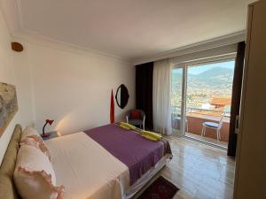 A bed or beds in a room at Duplex House on the Castle Road with a Seaview