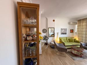 A seating area at Duplex House on the Castle Road with a Seaview