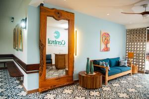 un soggiorno con un divano blu e uno specchio di Central Hotel Boutique a Las Galeras