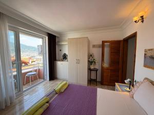 A bed or beds in a room at Duplex House on the Castle Road with a Seaview