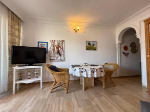 A television and/or entertainment centre at Duplex House on the Castle Road with a Seaview