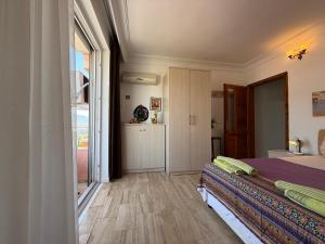 A bed or beds in a room at Duplex House on the Castle Road with a Seaview