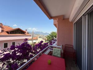 A balcony or terrace at Duplex House on the Castle Road with a Seaview