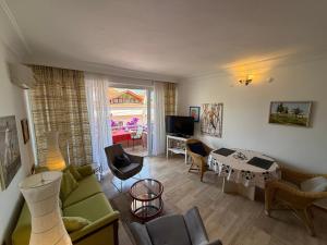 A television and/or entertainment centre at Duplex House on the Castle Road with a Seaview