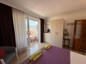 A bed or beds in a room at Duplex House on the Castle Road with a Seaview
