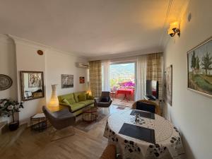 A seating area at Duplex House on the Castle Road with a Seaview