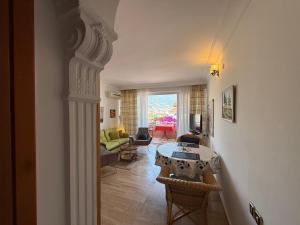 A seating area at Duplex House on the Castle Road with a Seaview