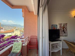 A television and/or entertainment centre at Duplex House on the Castle Road with a Seaview