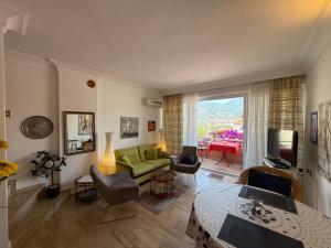 A television and/or entertainment centre at Duplex House on the Castle Road with a Seaview