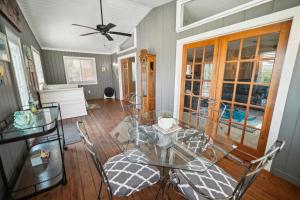 Ruang duduk di Charming Coastal Retreat Steps From Beach home