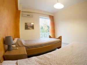 Postel nebo postele na pokoji v ubytování Pine Breeze Apartment