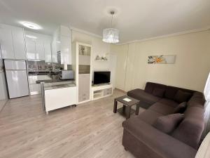 salon z kanapą i telewizorem w obiekcie Mar Menor w mieście Torrevieja