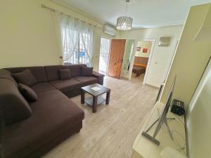 salon z brązową kanapą i telewizorem w obiekcie Mar Menor w mieście Torrevieja