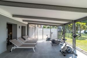 una palestra con tapis roulant e cyclette in una stanza di Apt MehrMeer DG mit Sauna Pool Fitness a Sassnitz