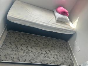 Posteľ alebo postele v izbe v ubytovaní Quarto Apt AirPort GRU Congonhas Cumbica Poupatempo Shopping Internacional SP A Melhor localização perto da grande São Paulo