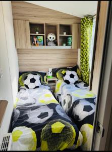 Postel nebo postele na pokoji v ubytování flamingo Land