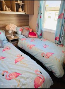 Postel nebo postele na pokoji v ubytování flamingo Land