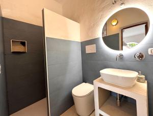 A bathroom at Villa Pomelia, Villa nel corso di Santa Marina Salina a 50 mt dal mare