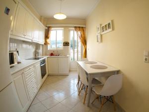 Kuchyňa alebo kuchynka v ubytovaní Apartment 50m from sea!