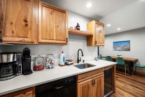 Η κουζίνα ή μικρή κουζίνα στο Renovated Ski In Out Condo King Bed Patio Grill