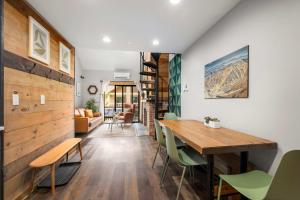 Χώρος καθιστικού στο Renovated Ski In Out Condo King Bed Patio Grill +22 φωτογραφίες