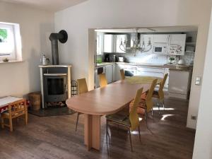 ホイエルスヴェルダにあるCharming Family Retreat in Hoyerswerda, Germanyの木製のテーブルと椅子のあるキッチンとダイニングルーム +8枚の写真