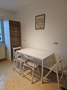 a white table and chairs in a room at Leuna bei Leipzig & Halle - 2 Apartments mit je 3 Schlafzimmern, Küche, Bad in Leuna
