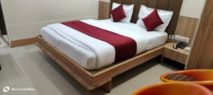 Un ou plusieurs lits dans un hébergement de l'établissement Mahadev Regency Hotel