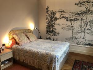 a bedroom with a bed and a painting on the wall at Appartement T2 60 m2 l'Albion vue lac 1 chambre parking et piscine, centre-ville in Aix-les-Bains