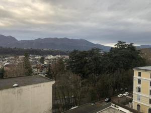 a view of a city with mountains in the background at Appartement T2 60 m2 l'Albion vue lac 1 chambre parking et piscine, centre-ville in Aix-les-Bains