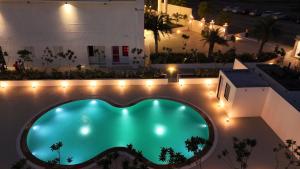 拉杰果德Pride Resort, Rajkot的夜间游泳池的俯视图