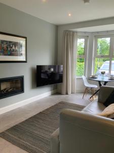 ein Wohnzimmer mit Couch und Kamin in der Unterkunft Village Retreat in Hillsborough