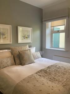 ein Schlafzimmer mit einem großen Bett mit Fenster in der Unterkunft Village Retreat in Hillsborough