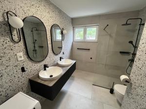 een badkamer met twee wastafels en een spiegel bij Mediterra 3 in Crikvenica +14 foto's