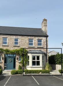 ein Backsteinhaus mit blauer Tür in der Unterkunft Village Retreat in Hillsborough