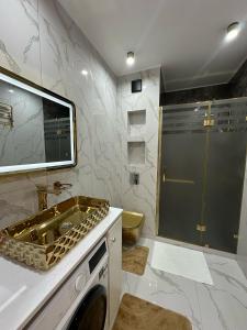 un bagno con lavandino e doccia di ЖK Керуен Сарай a Türkistan Altre 25 foto